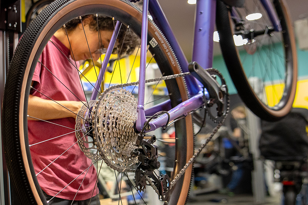 Fahrradreparatur in der Fahrradwerkstatt der Radstation Drahtesel